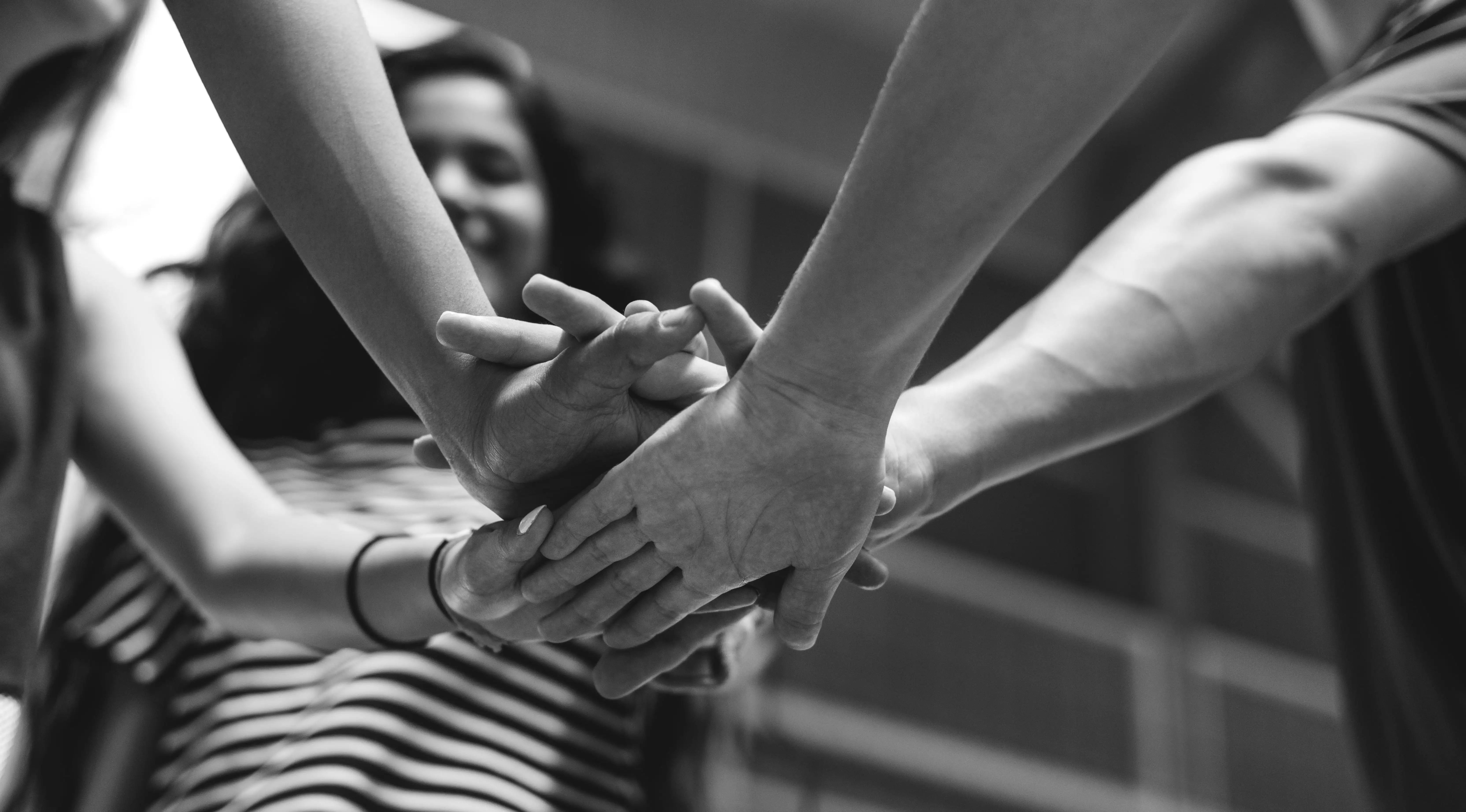Mãos reunidas em um gesto de colaboração